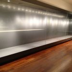 Προθήκες με ανοιγόμενη πρόσοψη μέσω αφανούς μηχανισμού