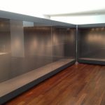 Προθήκες με ανοιγόμενη πρόσοψη μέσω αφανούς μηχανισμού