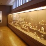 Προθήκες με ανοιγόμενη πρόσοψη μέσω αφανούς μηχανισμού