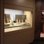 Προθήκες με ανοιγόμενη πρόσοψη μέσω αφανούς μηχανισμού