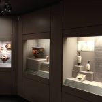 Προθήκες με ανοιγόμενη πρόσοψη μέσω αφανούς μηχανισμού