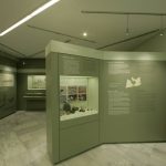 Προθήκες με ανοιγόμενη πρόσοψη μέσω αφανούς μηχανισμού