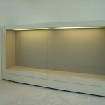 Προθήκες με ανοιγόμενη πρόσοψη μέσω αφανούς μηχανισμού