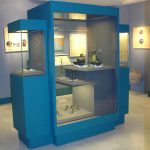 Προθήκες με ανοιγόμενη πρόσοψη μέσω αφανούς μηχανισμού