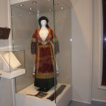 Προθήκες με ανοιγόμενη πρόσοψη μέσω αφανούς μηχανισμού