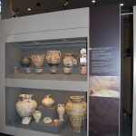 Προθήκες με ανοιγόμενη πρόσοψη μέσω αφανούς μηχανισμού