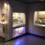 Προθήκες με ανοιγόμενη πρόσοψη μέσω αφανούς μηχανισμού