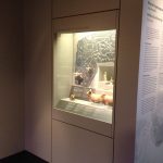 Προθήκες με ανοιγόμενη πρόσοψη μέσω αφανούς μηχανισμού