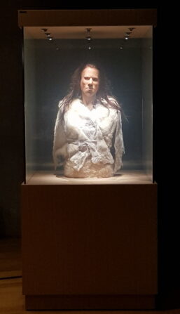 Προθήκη Ομοιώματος Μεσολιθικού Ανθρώπου-Αυγή